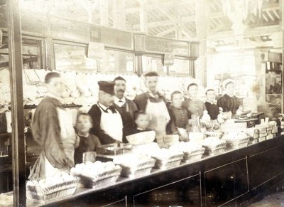 The Maison Seigre, cheese maker at the market of Aligre بواسطة مصور غير معروف