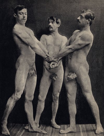 The Oath of the Horaces, pose three naked men taking oath. Photography, late 19th century, Paris. Coll. Selva. بواسطة مصور غير معروف
