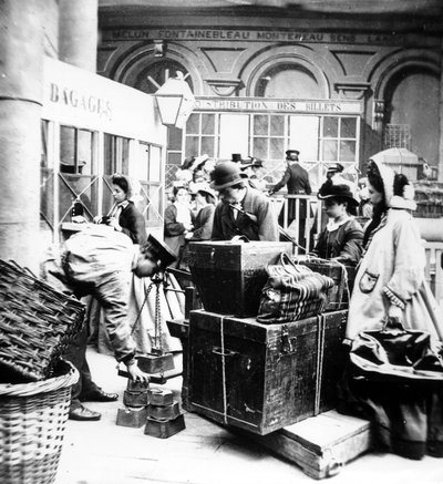 ركاب يشرفون على وزن الأمتعة في Gare de Lyon في باريس ، في زمن الإمبراطورية الثانية في فرنسا بواسطة مصور غير معروف