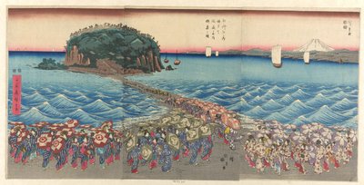 حشد من الناس يزورون ضريح بنزايتين في إنوشيما بمقاطعة ساغامي (Soshu Enoshima Benzaiten kaicho sankei gunshu no zu) بواسطة Utagawa Hiroshige