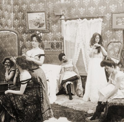 "خلع الملابس من أجل الكرة" ، c.1900 (صورة بني داكن) (انظر أيضًا 473245) بواسطة فيرمونت ، الولايات المتحدة الأمريكية HC White Company