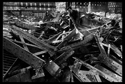 هدم السوق المركزي في باريس ، في أغسطس 1971 (b / w photo) بواسطة فيكتور بالتارد
