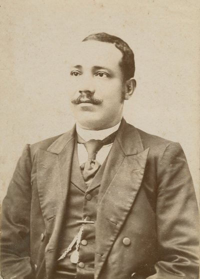 صورة لرجل يرتدي بدلة داكنة اللون مع ساعة جيب في سترته ، 1886-1900. بواسطة دبليو إم هوبارد