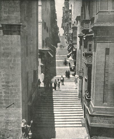 شارع شديد الانحدار في فاليتا ، مالطا ، 1895. بواسطة W and S Ltd