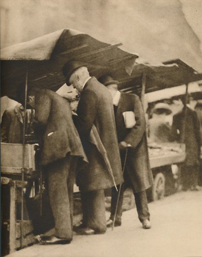 في أحد مكتبات سوق طريق فارينغدون ، c1935. بواسطة والتر بينينجتون