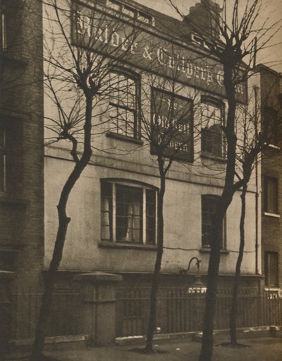 عند علامة الجرس القديم في كنيسة سانت برايدز ، c1935. بواسطة والتر بينينجتون