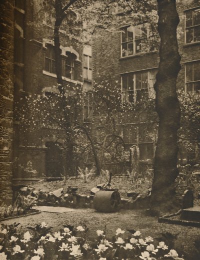 ساحة الكنيسة الفارغة لما كان كل تلوين مقدس ، c1935. بواسطة والتر بينينجتون