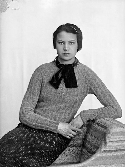 صورة شخصية لماريون وولز في فستان من تصميم أنيتا بيتوني، حوالي عام 1940 (صورة بالأبيض والأسود) بواسطة واندا وولز