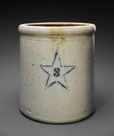 ثلاثة جالون كروك ، ج. 1909-1915 (خزف حجري برستول مع كوبالت مطبع بالستينسيل) بواسطة شركة ويلر وفاجنر نيوتن