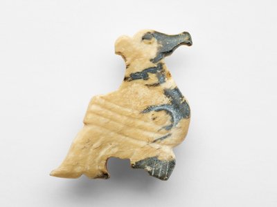 قلادة على شكل طائر ، حوالي 1300-1050 قبل الميلاد بواسطة اسرة تشو الغربية الصينية