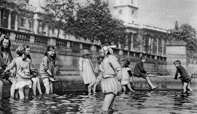 أطفال يجدفون في النوافير في ميدان ترافالغار ، لندن ، 1926-1927 بواسطة وهيفين