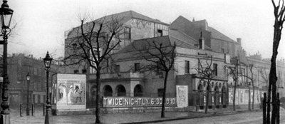مسرح سادلر ويلز ، شارع روزبيري ، لندن ، 1926-1927. بواسطة وهيفين