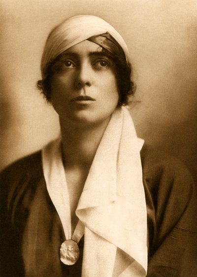 سيدة كونستانس ستيوارت ريتشاردسون ، عام 1913. بواسطة استوديوهات وايت