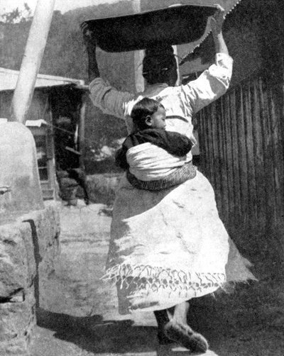 امرأة كورية تحمل طفلاً على ظهرها ، 1936. بواسطة صور العالم الواسع