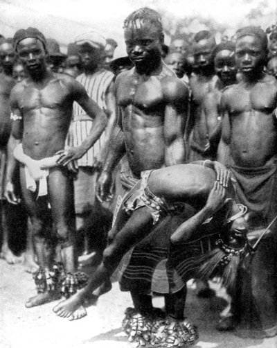 رجل من قبيلة يافوبا يتلاعب بفتاة ، ساحل العاج ، غرب إفريقيا ، 1936. بواسطة صور العالم الواسع