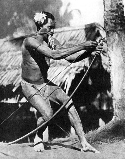 صياد يوتّر قوسه ، 1936. بواسطة صور العالم الواسع