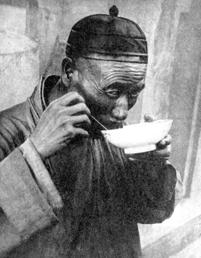 رجل يأكل ، موكدين شنيانغ ، الصين ، 1936. بواسطة صور العالم الواسع