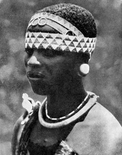 زوجة زعيم قبيلة أنغوني ، موزمبيق ، إفريقيا ، 1936. بواسطة صور العالم الواسع