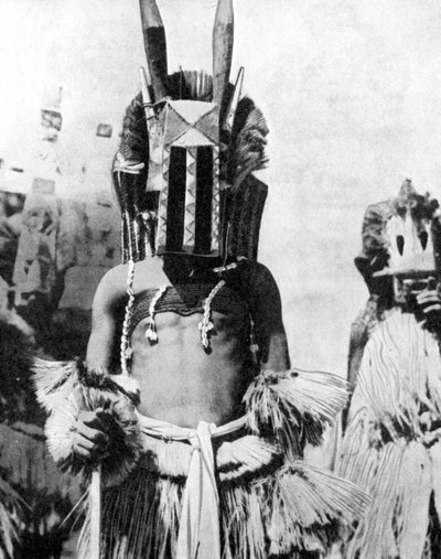 قناع مرئي لسكان المرتفعات ، إفريقيا ، 1936. بواسطة صور العالم الواسع