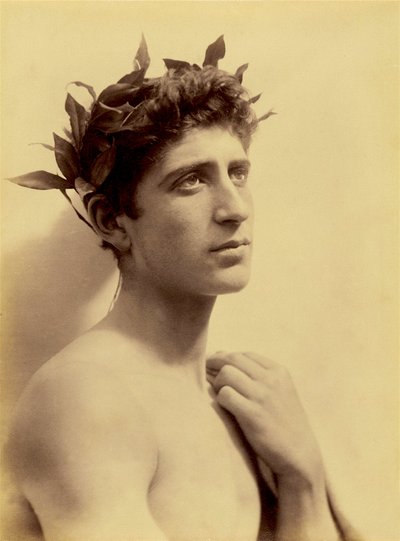 دراسة لصبي يرتدي إكليلا من الزهور ، صقلية ، عام 1898 (صورة بني داكن) بواسطة البارون فيلهلم فون جلودين