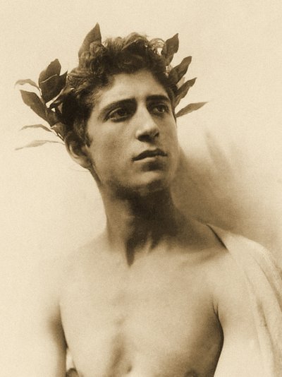 دراسة لصبي يرتدي إكليلا من الزهور ، صقلية ، عام 1898 (صورة بني داكن) بواسطة البارون فيلهلم فون جلودين