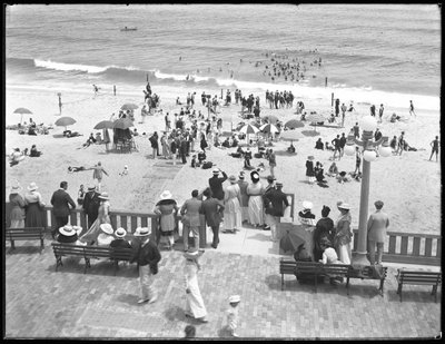 Beachgoers and bathers ، Deal ، New Jersey ، July 1916 بواسطة وليام ديفيس هاسلر