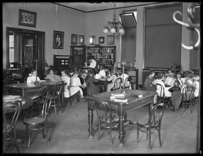 أطفال يقرؤون في غرفة القراءة في فرع مجهول من مكتبة Queens Borough العامة ، ج .1910 بواسطة وليام ديفيس هاسلر