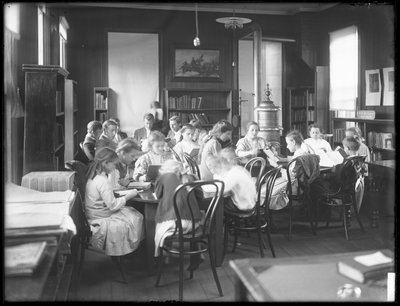 أطفال يقرؤون في غرفة القراءة في فرع مجهول من مكتبة Queens Borough العامة ، ج .1910 بواسطة وليام ديفيس هاسلر