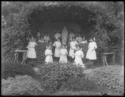تخرج فئة من الفتيات من ملجأ الأيتام الروم الكاثوليك قبل الكهف مع شهاداتهم ، 1912 بواسطة وليام ديفيس هاسلر