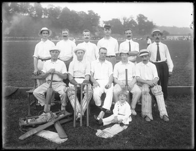 صورة جماعية لنادي Holdsport للكريكيت ، حوالي 1911-12 بواسطة وليام ديفيس هاسلر