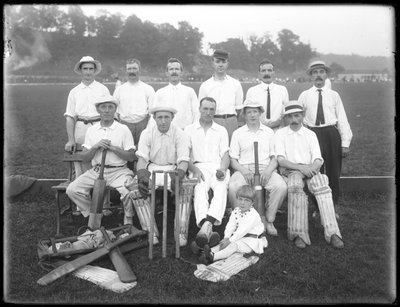 صورة جماعية لنادي Holdsport للكريكيت ، حوالي 1911-12 بواسطة وليام ديفيس هاسلر