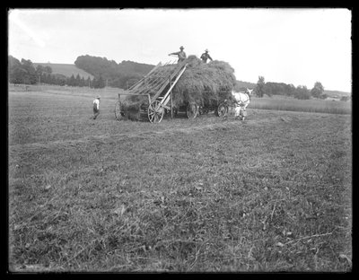 عربة القش ، عمال المزارع والأطفال ، يظهرون جهازًا لرفع التبن ، McCready Farm ، مقاطعة كروفورد ، بنسلفانيا ، c.1913 بواسطة وليام ديفيس هاسلر