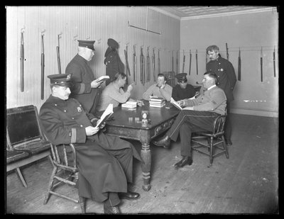 الضباط يرتاحون في مركز شرطة مجهول ، 1913-14 بواسطة وليام ديفيس هاسلر