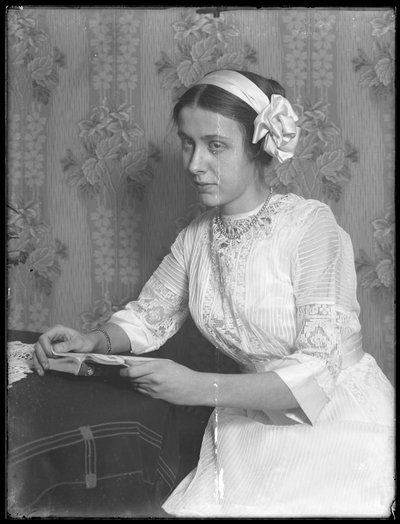 صورة لـ "باتا" ، امرأة شابة جالسة مع كتاب ، حوالي 1912 بواسطة وليام ديفيس هاسلر