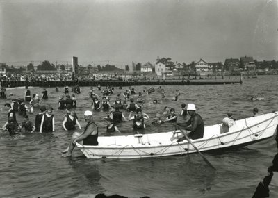 زورق التجديف والسباحون في الماء ، جزيرة كوني ، c.1910-21 بواسطة وليام ديفيس هاسلر