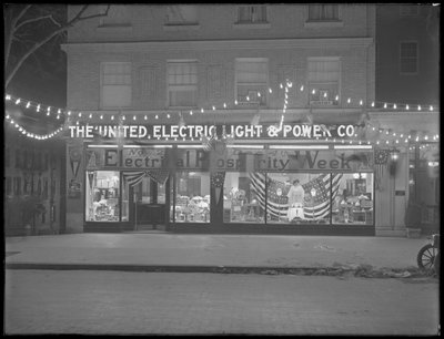 تم تزيين واجهة متجر United Electric Light و Power Company بأسبوع الرخاء الكهربائي ، من 29 نوفمبر إلى 4 ديسمبر 1915 ، مدينة نيويورك بواسطة وليام ديفيس هاسلر