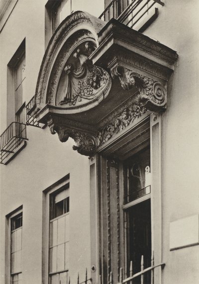 Doorway، 9، Grosvenor Road، London (b / w photo) بواسطة وليام جالسوورثي ديفي