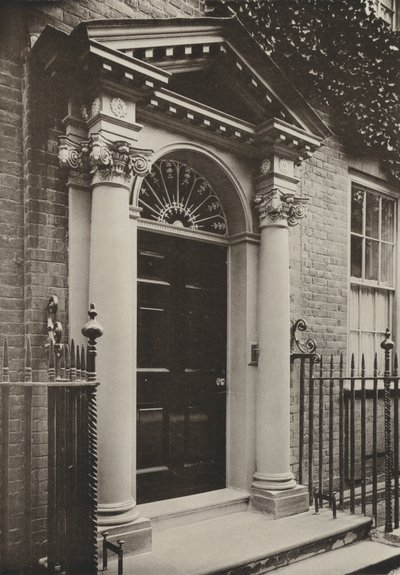 Doorway ، Redhill Road ، Reigate ، Surrey (b / w photo) بواسطة وليام جالسوورثي ديفي