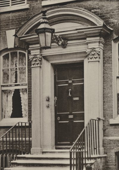 Doorway ، شارع Southgate ، وينشستر (صورة b / w) بواسطة وليام جالسوورثي ديفي