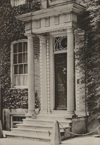 Doorway ، شارع Southgate ، وينشستر (صورة b / w) بواسطة وليام جالسوورثي ديفي