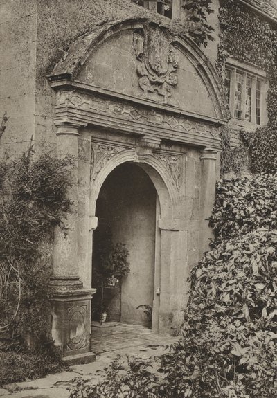 Doorway ، The Manor ، Upper Swell ، جلوسيسترشاير (صورة b / w) بواسطة وليام جالسوورثي ديفي