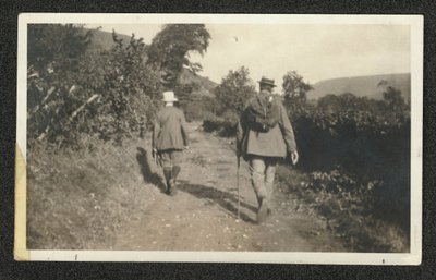 رالف فوجان ويليامز وجوستاف هولست يمشيان في تلال مالفيرن ، سبتمبر 1921 (b / w photo) بواسطة وليام جيليس ويتاكر