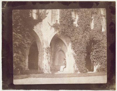 القس كالفيرت جونز جالس في Cloisters ، Laycock Abbey ، حوالي عام 1847 (طباعة ورق ملح من نوع الكالوتايب السلبي) بواسطة وليام هنري فوكس تالبوت