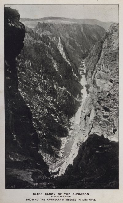 وديان كولورادو: Black Canon of the Gunnison ، منظر عين الطائر ، يُظهر إبرة Currecanti في المسافة (صورة بالأبيض والأسود) بواسطة وليام هنري جاكسون