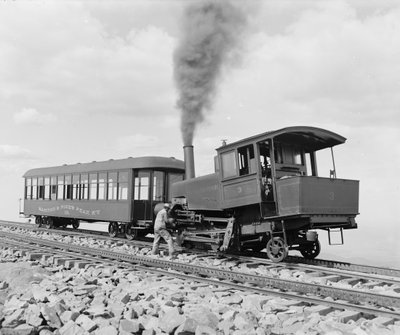 قطار عجلة مسننة على قمة قمة بايك ، سكة حديد مانيتو وبايك بيك ، حوالي 1901 (صورة بالأبيض والأسود) بواسطة وليام هنري جاكسون