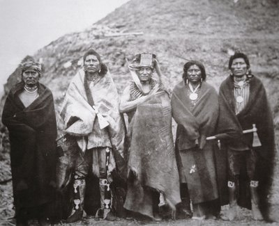 Pawnee people in front of a tribal earth lodge, c.1869 (b/w photo) بواسطة وليام هنري جاكسون