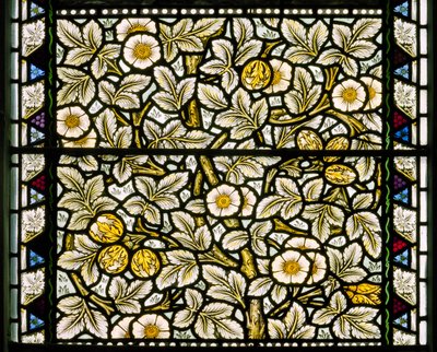 Kirkcaldy Old Kirk ، Morris & Co. ، William Morris ، Wild Roses & Hazelnuts ، 1886 بواسطة وليام موريس