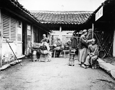 الحلاقون المتجولون في منزل ريفي ، الصين ، c.1875 بواسطة وليام سوندرز