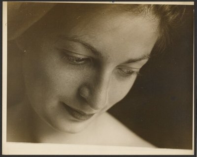 [النموذج]. بواسطة ياسو كونيوشي