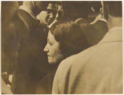 [امرأة في حشد من الناس]. بواسطة ياسو كونيوشي